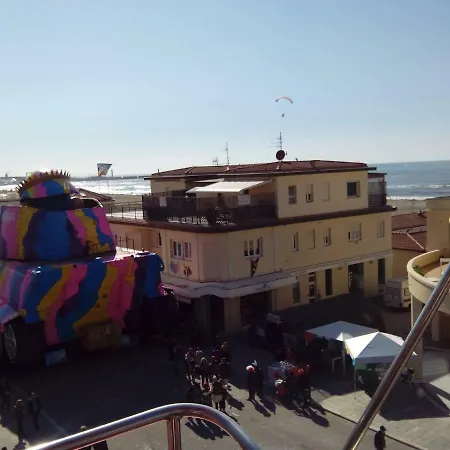 Attico Sulla Spiaggia Viareggio Exterior photo