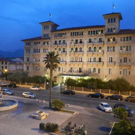 Attico Sulla Spiaggia Viareggio Exterior photo