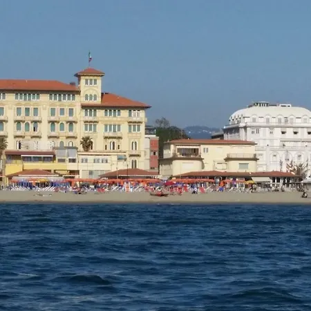 Attico Sulla Spiaggia Viareggio Exterior photo